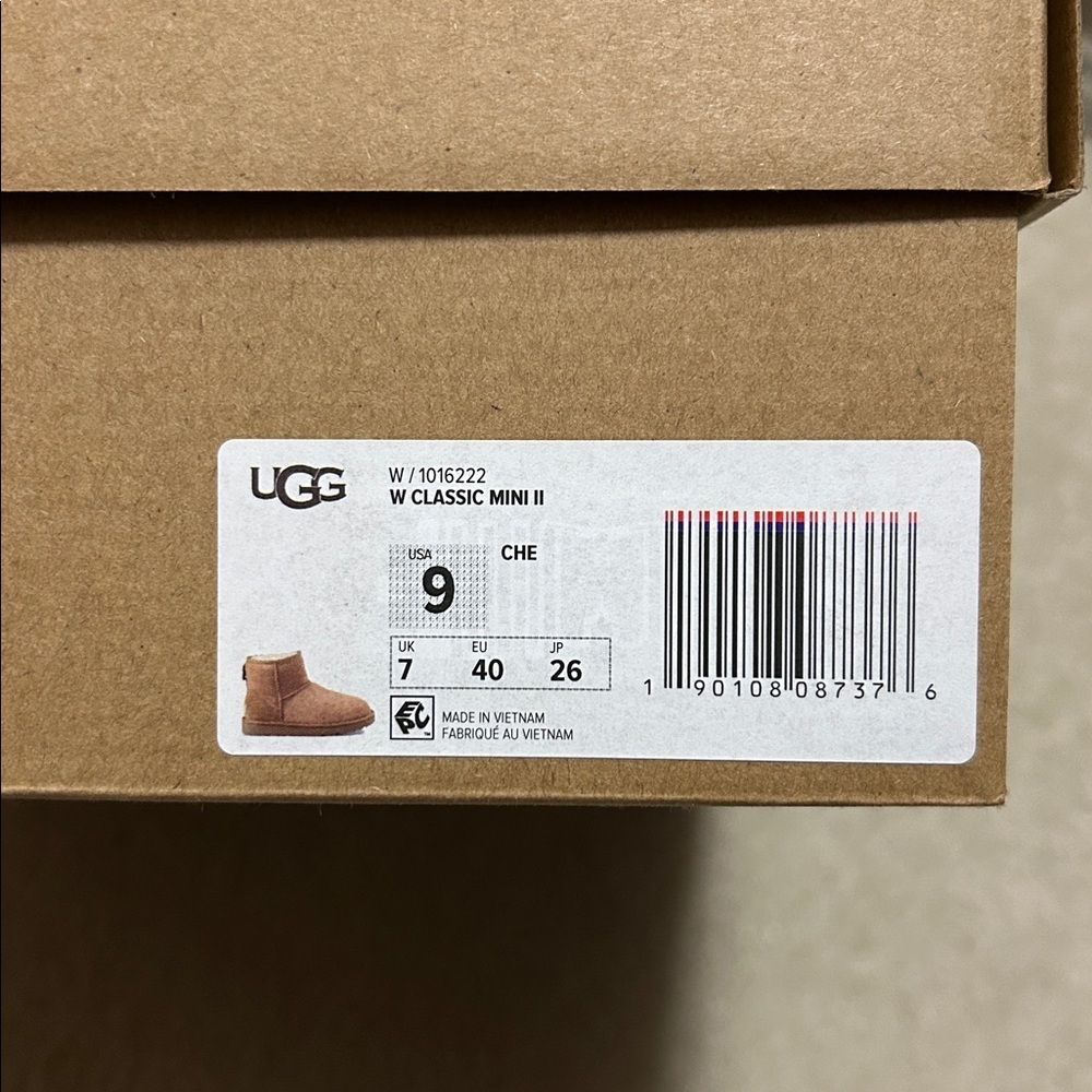 UGG Classic Mini II - Picture 2 of 6